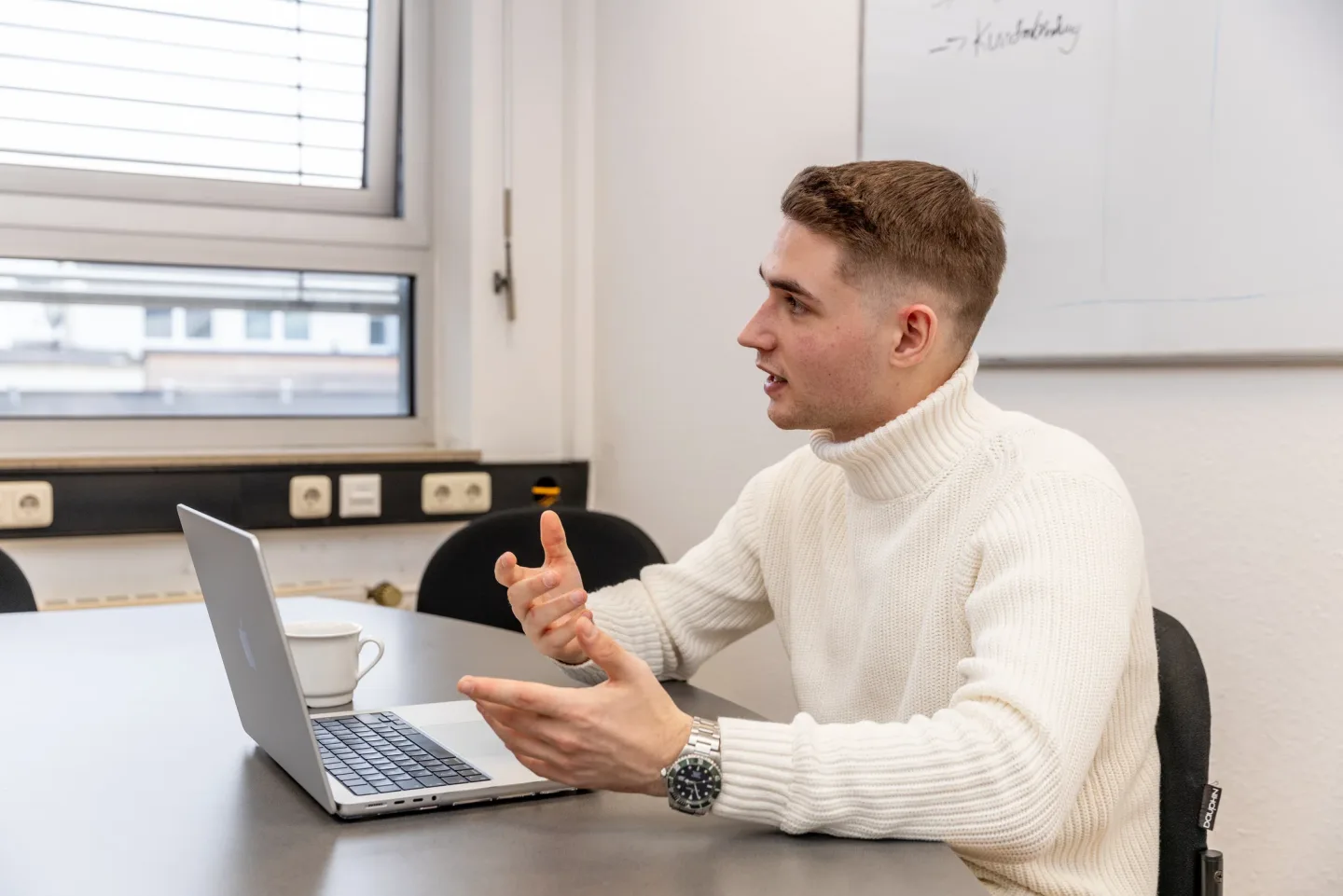 Niklas Brüne working at a desk.